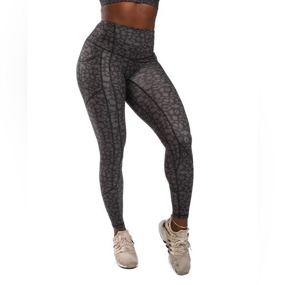 Til You Collapse Effortless Heart Booty Leggings - Black Leopard Print - Picture 9 of 9